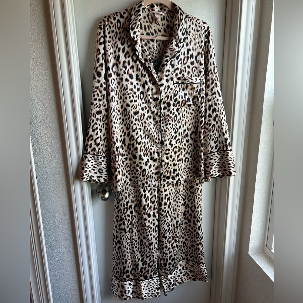 Victoria Secret leopard print pajama set. 🐆